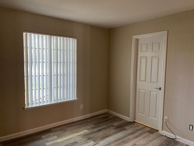 Building Photo - 2 Bedroom 2 Bathroom Condo Close to Freeway, Schools & Shopping