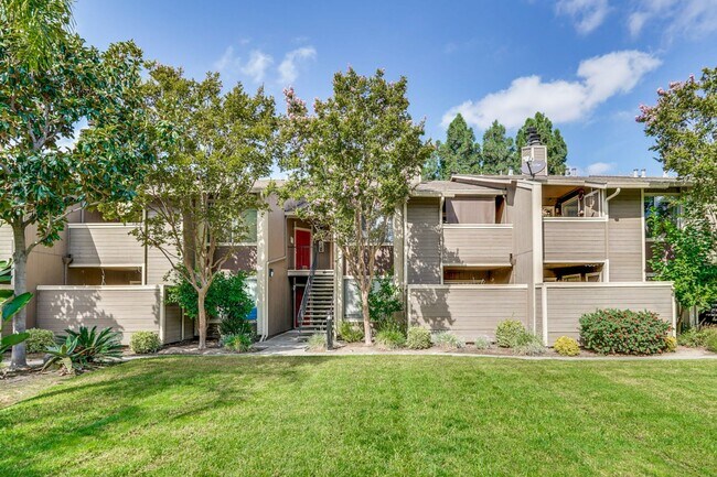 Building Photo - 2 bed 2 bath condo