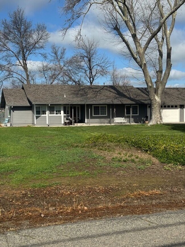 Building Photo - Country Style Living in this Charming Home in Anderson