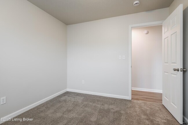 Building Photo - 257 S Shore Dr