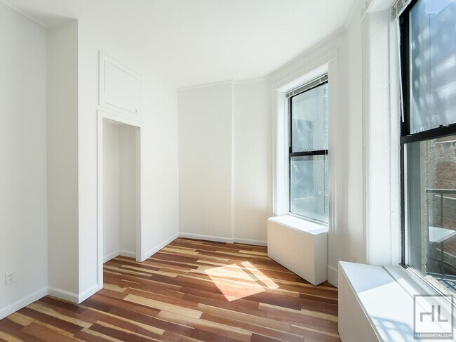 Building Photo - Massive Fort Greene 3-Bed 1-Bath / In Unit W&D / 2-Blocks to Fort Greene Park