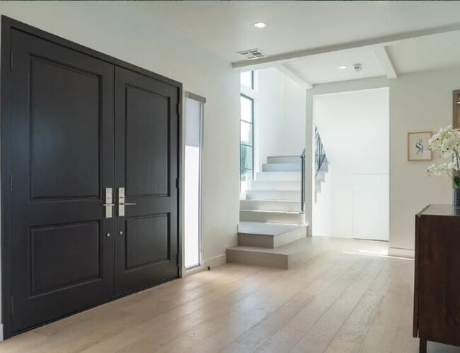 Building Photo - Larchmont Village Membership Community Shared Room