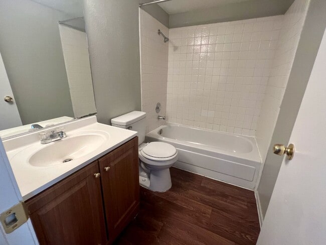 Building Photo - Renovated 2bedroom downstairs unit ready for immediate move-in.