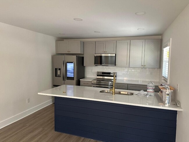Building Photo - 5464 Crown Ave