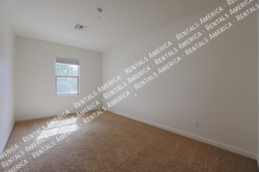 Building Photo - 654 E Sipapu Dr