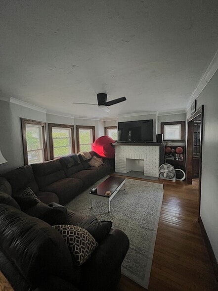 Living Room - 14923 Delaware Ave