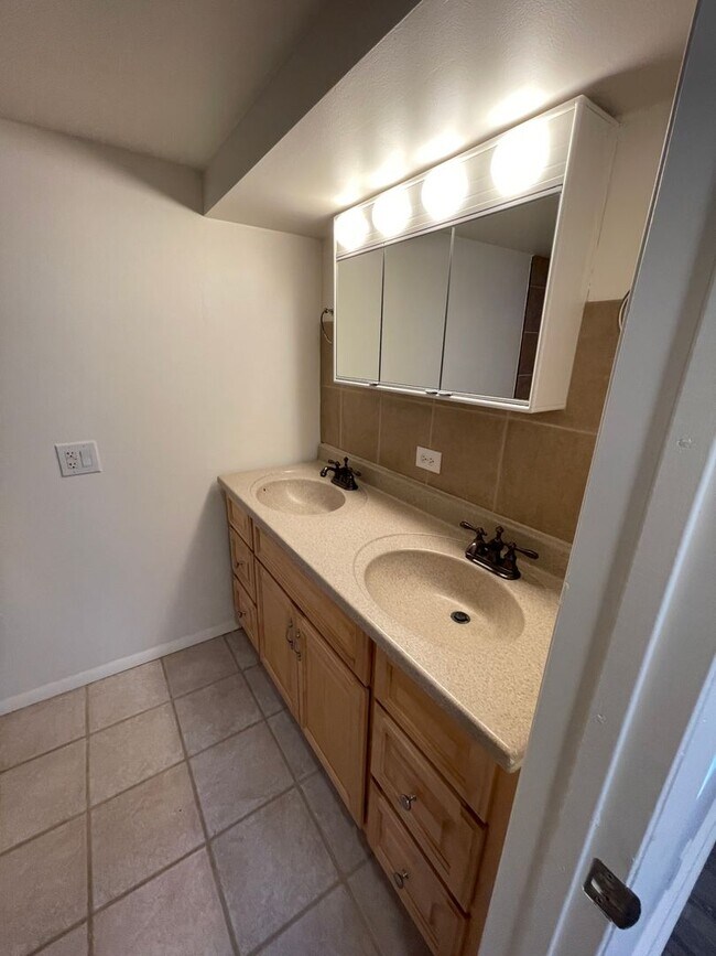 Building Photo - Beautiful 3 Bed and 2 Bath in Northglenn