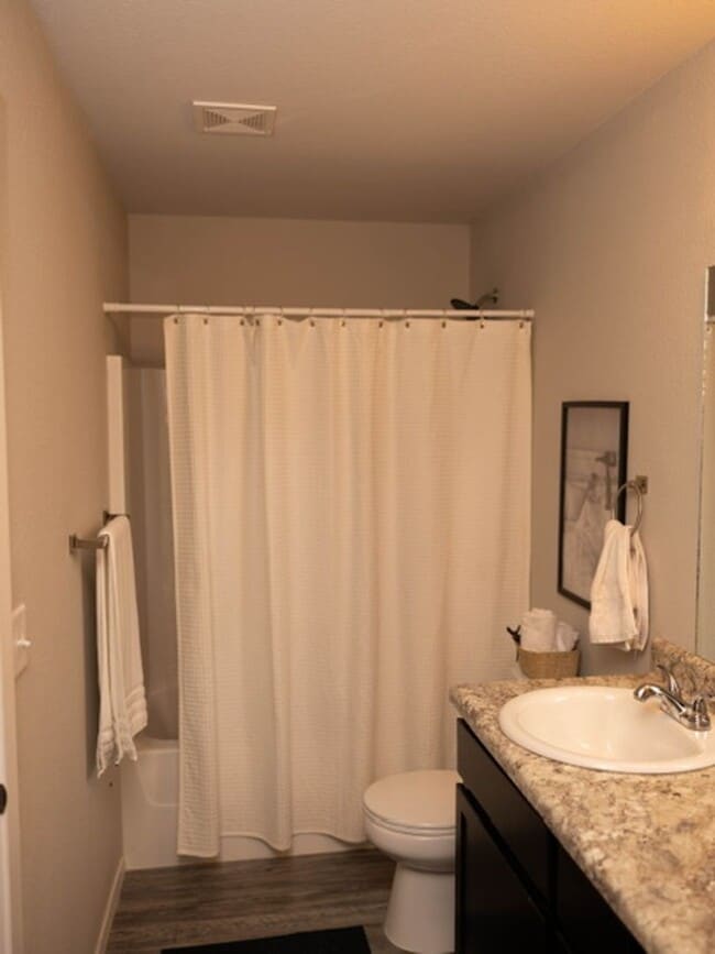Building Photo - 3 Bedroom 2 Bath Brick Home