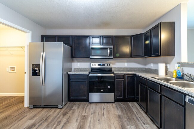 Building Photo - 524 Midlake Dr NE