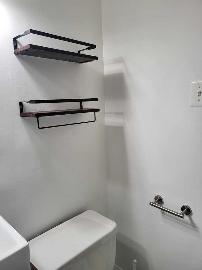 Building Photo - 1005 Chillum Rd