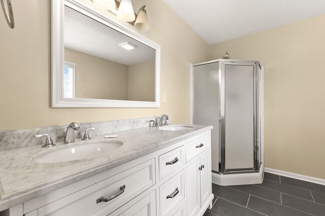 Building Photo - Charming Flowery Branch Home!