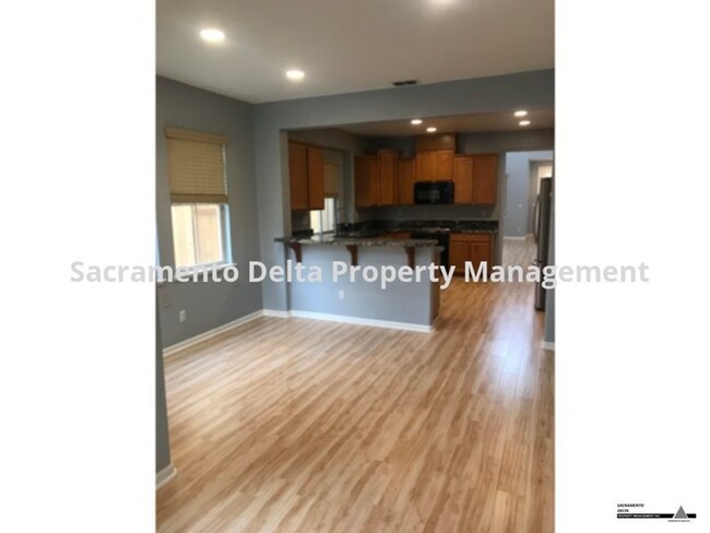 Building Photo - Gorgeous 4bed/3bathroom Home in West Sac