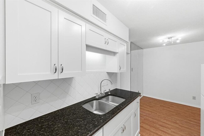 Building Photo - 505 W 7th St