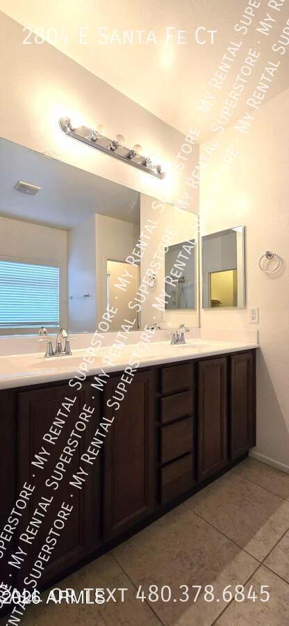 Building Photo - 2804 E Santa Fe Ct