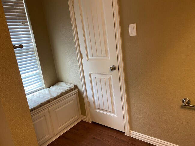 Building Photo - Charming 3-Bedroom Home Just Minutes from ...