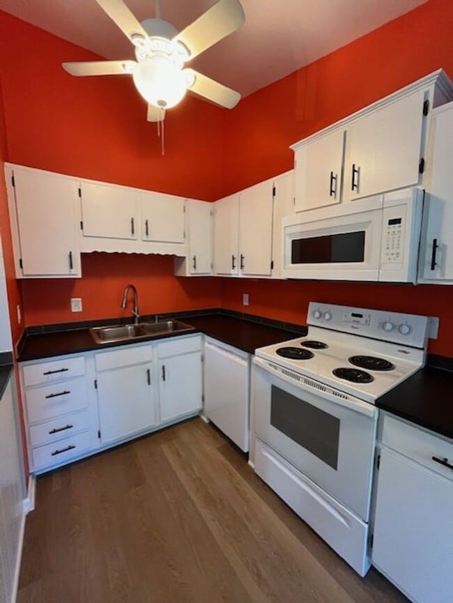 Building Photo - 2548 Flint Dr