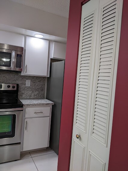 Kitchen - 6800 Cypress Rd