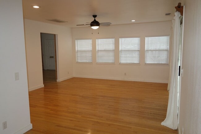 Building Photo - Charming 2 Bedroom in Heart of Downtown