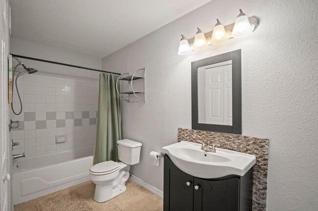 Building Photo - Stunning 2-bedroom, 2-bathroom, Gated comm...