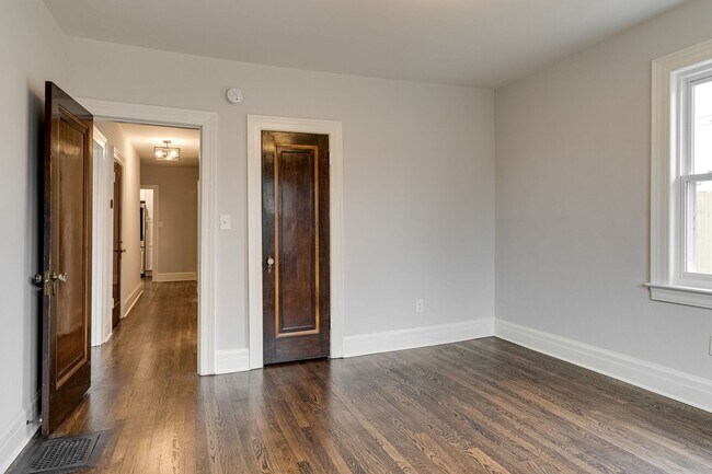 Building Photo - Charming Renovated East Nashville Home wit...
