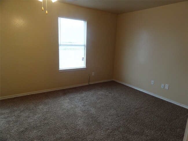 Building Photo - 1554 Village Way Dr