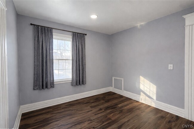 Building Photo - 15 School St