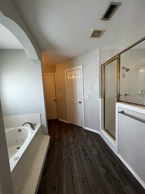 Master Bathroom - 201 San Saba St