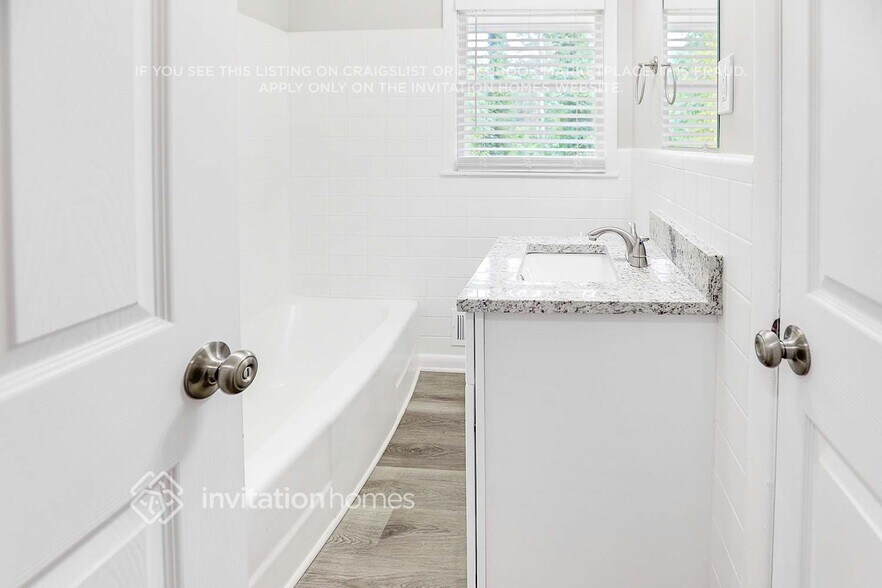 Building Photo - 3582 Highwood Dr SW