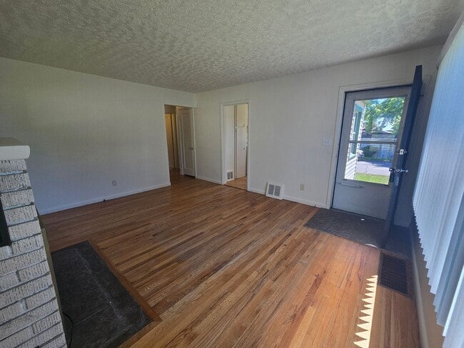 Building Photo - Beautiful North Side Home! Available Now!