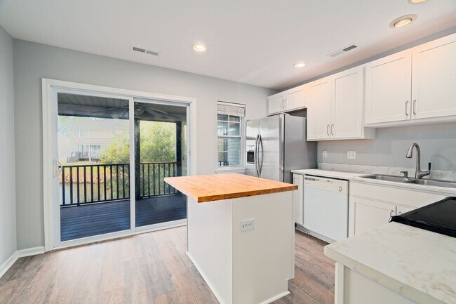 Building Photo - Stylish Comfort in a Prime Location!