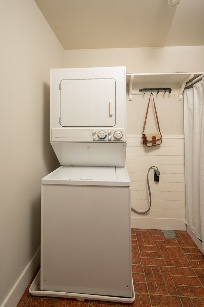 Building Photo - **ADORABLE DUBLEX IN BELLE MEADE WITH AMAZING YARD SURROUNDED BY MULTI-MILLION DOLLAR HOMES**