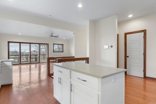 Building Photo - 315 N Summit St