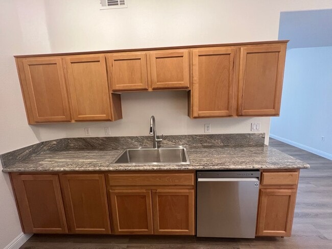 Building Photo - Beautifully remodeled 3 bedroom 2 bathroom downstairs condo right next to the pool!!