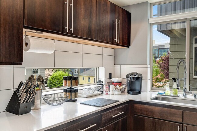 Building Photo - 1220 E Columbia St