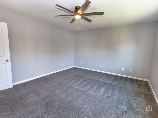 Building Photo - Spacious 4 Bedroom Home with Solar Power N...