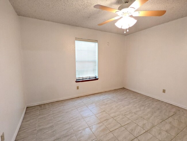 Building Photo - 2913 Lakewood Ct