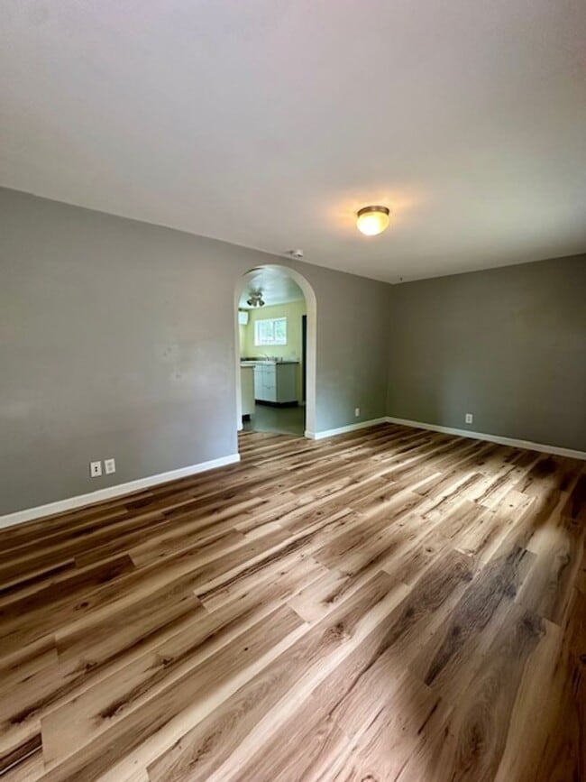 Building Photo - Great one bedroom unit in mid-town!  A must see!