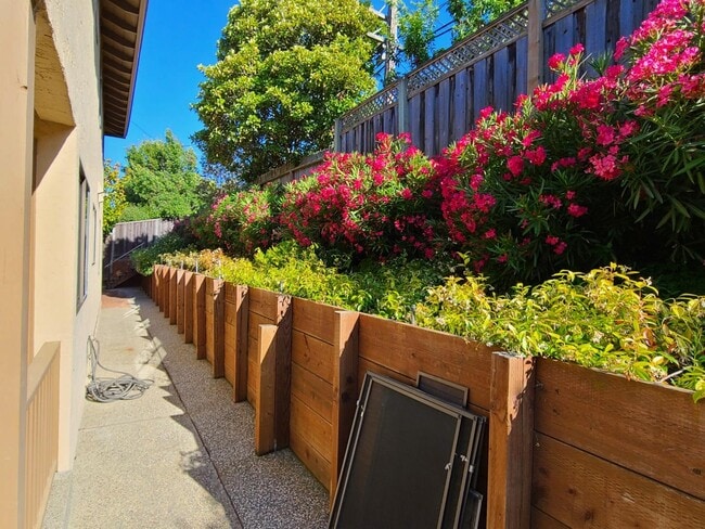 Building Photo - 717 Melissa Ct