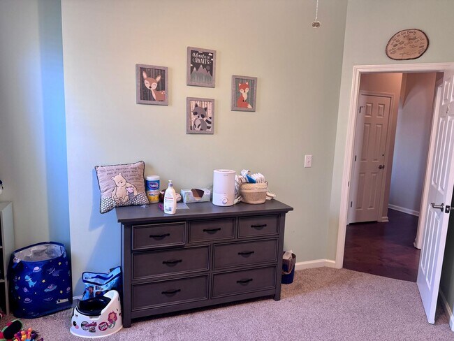 Building Photo - 4 Bedroom 2 Bath in Deer Creek