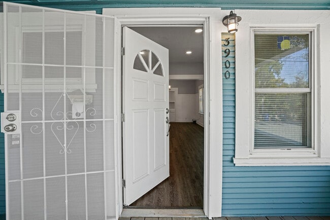 Building Photo - Charming 3 Bedroom Home Near Broadway | Spacious Layout | Prime Sacramento Location