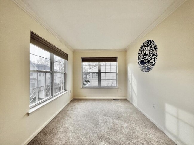 Building Photo - 211 Hawthorne Way