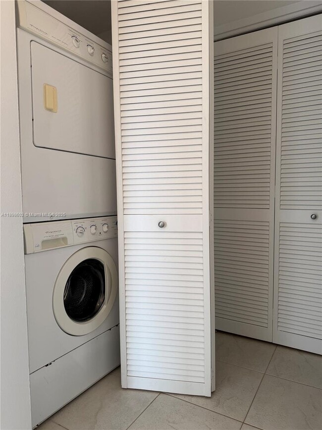 Building Photo - 3200 Port Royale Dr N