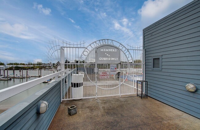 Building Photo - Bright Loft Condo with Stunning Columbia River Views