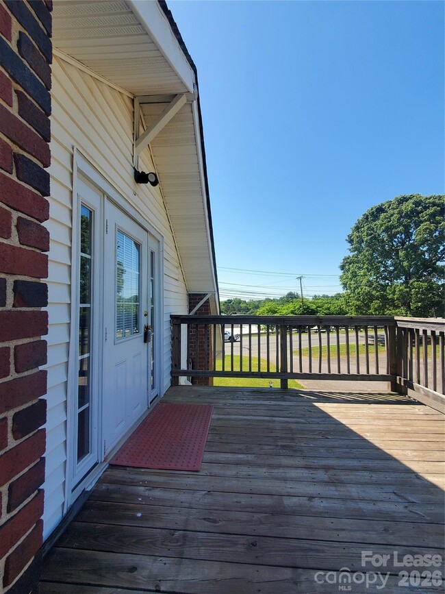 Building Photo - 1435 Davie Ave