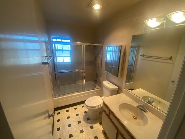 Building Photo - Epic Real Estate & Asso. Inc. - Beautiful, Spacious & Sunny 2 br/2ba Condo Available in Mission -...