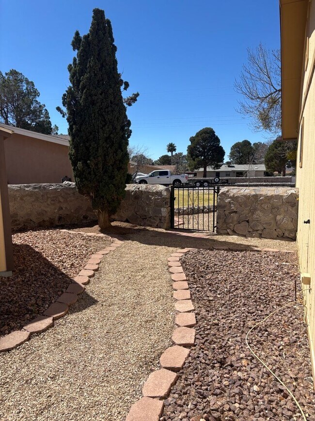 Building Photo - 5475 Valle Alegre