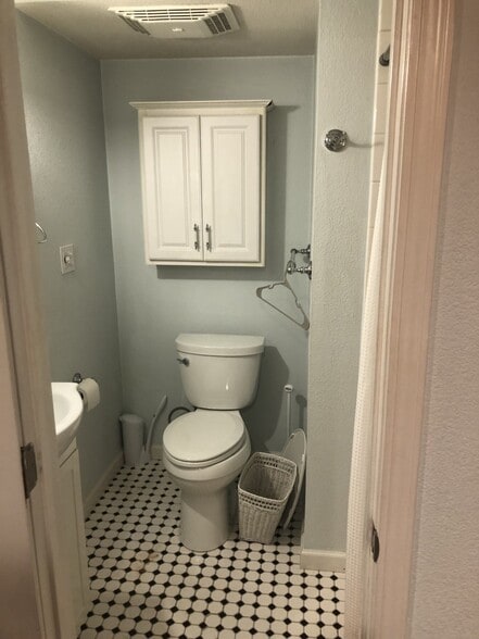 bathroom - 1386 Page St