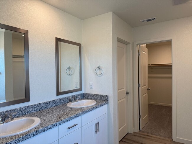 Building Photo - 2025 New Build! 5 bed 3 bath