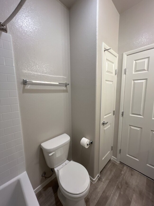 Building Photo - SHORT TERM LEASE,  Beautiful 3 bedroom 3 bathroom townhome.