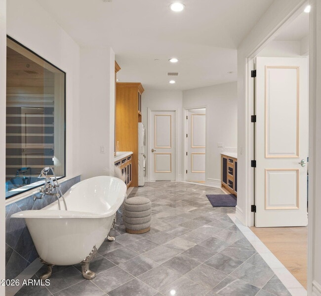 Building Photo - 8501 N Golf Dr